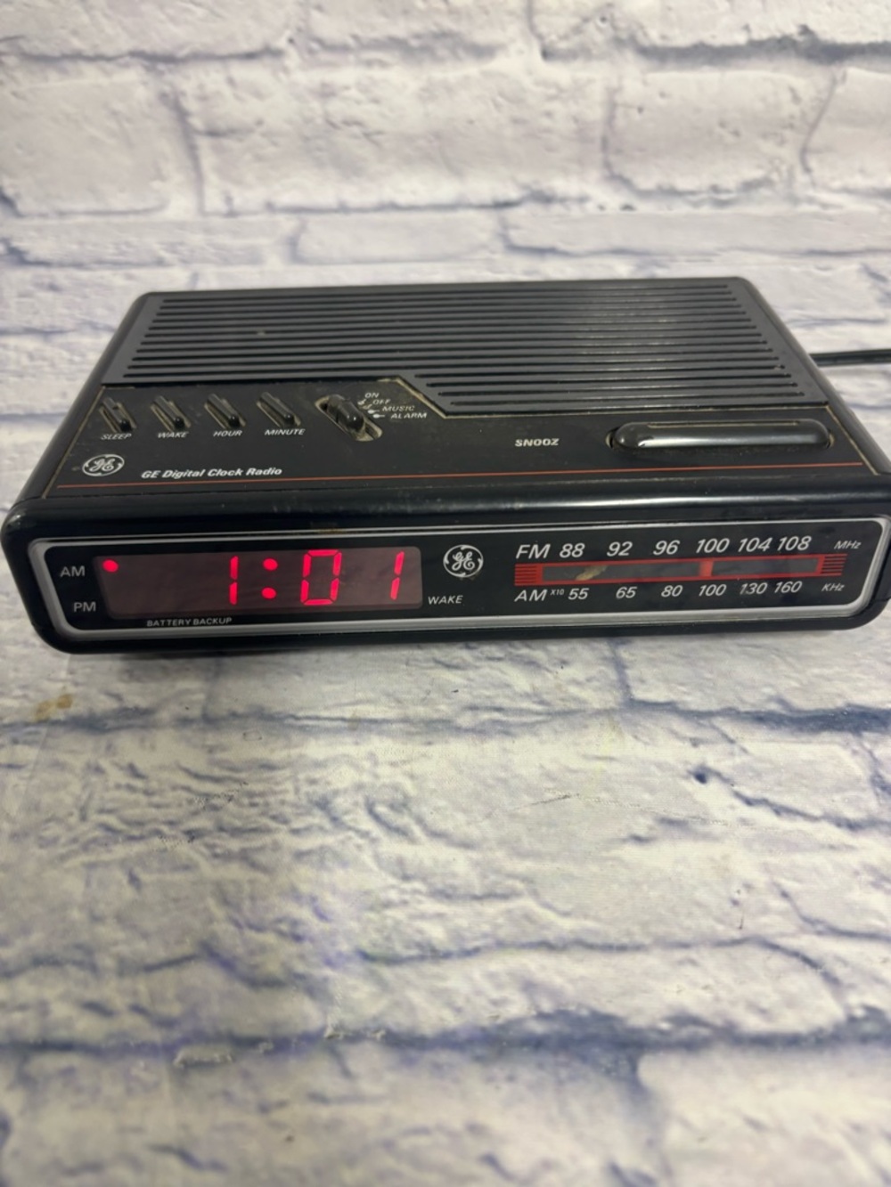 Genuine GE (7-4612BKA) Digital Radio Alarm Clock AM / FM Radio w/ Snooze Vintage